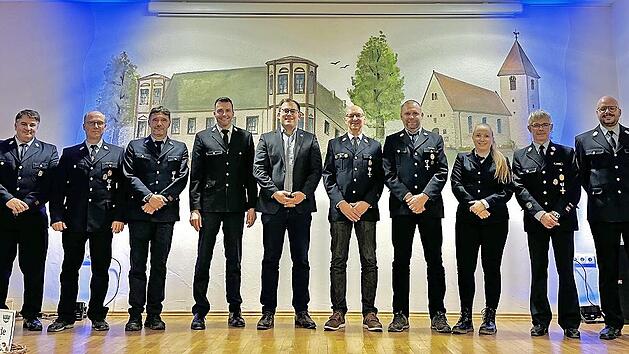 Von links: 1. Vorsitzender Georgios Glykos, 2. Vorsitzender Matthias Adrio, Kassier Michael Jung, Kreisbrandrat Markus Ullrich, Bürgermeister Florian Atzmüller, Rainer Hähnlein, Steffen Biemüller, Schriftführerin Melanie Ulbrich, 1. Kommandant Hol...