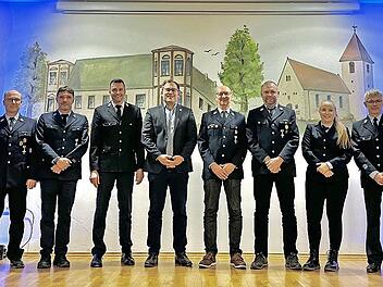 Von links: 1. Vorsitzender Georgios Glykos, 2. Vorsitzender Matthias Adrio, Kassier Michael Jung, Kreisbrandrat Markus Ullrich, B&uuml;rgermeister Florian Atzm&uuml;ller, Rainer H&auml;hnlein, Steffen Biem&uuml;ller, Schriftf&uuml;hrerin Melanie Ulbrich, 1. Kommandant Hol...