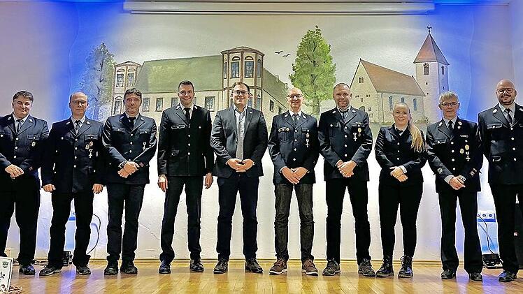 Von links: 1. Vorsitzender Georgios Glykos, 2. Vorsitzender Matthias Adrio, Kassier Michael Jung, Kreisbrandrat Markus Ullrich, Bürgermeister Florian Atzmüller, Rainer Hähnlein, Steffen Biemüller, Schriftführerin Melanie Ulbrich, 1. Kommandant Hol...