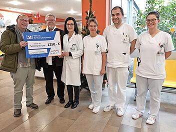 Helmut Pfefferle und Michael Gehret &uuml;berreichten einen Scheck &uuml;ber 1250 Euro (v.&nbsp;l.): Michael Gehret, Helmut Pfefferle, Regina Trollmann, Imke Lorenz, Stefan Kusnik und Agnes Mager (alle vier &Auml;rztinnen und &Auml;rzte im Sozialp&auml;diatrischen Zentrum bezi...