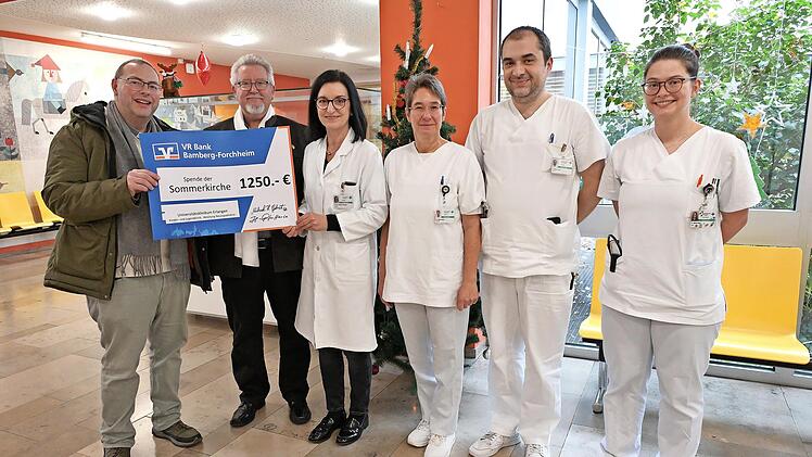 Helmut Pfefferle und Michael Gehret &uuml;berreichten einen Scheck &uuml;ber 1250 Euro (v.&nbsp;l.): Michael Gehret, Helmut Pfefferle, Regina Trollmann, Imke Lorenz, Stefan Kusnik und Agnes Mager (alle vier &Auml;rztinnen und &Auml;rzte im Sozialp&auml;diatrischen Zentrum bezi...
