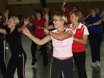 Krönender Abschluss des "Äktschentags" beim FC Eltingshausen war Zumba, ein von Lateinamerika inspirierter Fitness-Tanz.  Foto: Stefan Geiger
