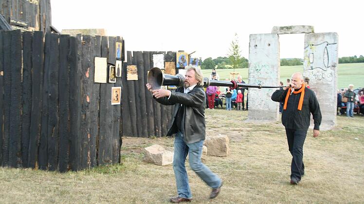 Sonnwend-Aktion in Niederlauer mit Jimmy Fell und Performance. Foto: Paul Ziegler