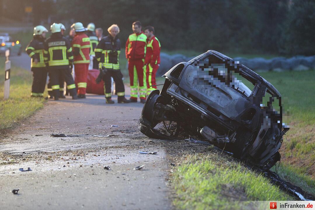 Schrecklicher Unfall am Sonntagmorgen im Kreis Lichtenfels: Zwei junge Maenner verbrennen in Unfallwrack bei Burgkunstadt