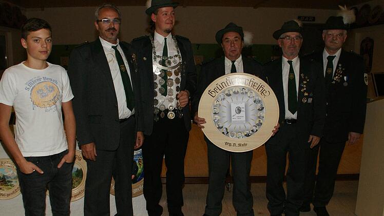 Die Vereinsmeister des Schützenvereins Oberschleichach in den unterschiedlichen Waffengattungen und Adam Neeb, der sich als Erster auf der erstmals ausgeschossenen Gründerscheibe verewigen durfte.