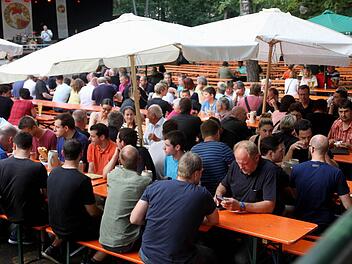 Gegen Abend füllten sich die Bänke. Foto: Richard Sänger