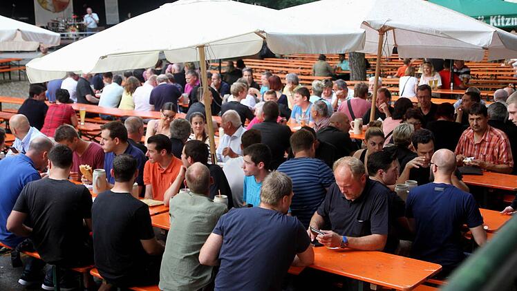 Gegen Abend füllten sich die Bänke. Foto: Richard Sänger