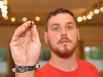 Martin Schmitt peilt das Ziel auf der Scheibe mit seinem Pfeil an.Foto: Björn Hein