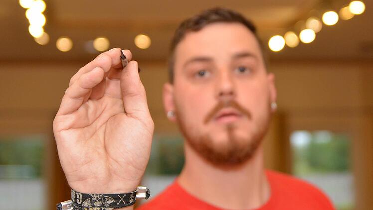 Martin Schmitt peilt das Ziel auf der Scheibe mit seinem Pfeil an.Foto: Björn Hein