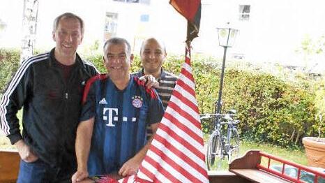 Das "Glubbi" für den Biergarten, mit (von links) Elmar Amling. Sempatin Hasan und seinem Sohn Erhan Foto: Frank Brandmeier