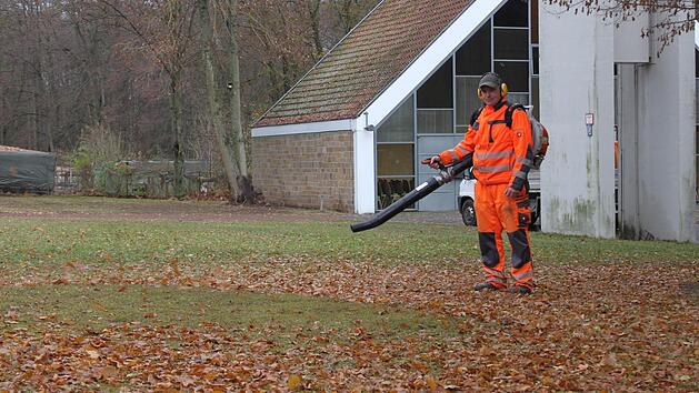 Rolf Z&ouml;ttlin aus Ziegelanger arbeitet immer wieder als Ein-Euro-Jobber beim Zeiler Bauhof.  Foto: Friederike Stark