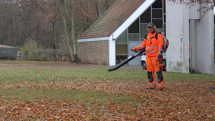 Rolf Zöttlin aus Ziegelanger arbeitet immer wieder als Ein-Euro-Jobber beim Zeiler Bauhof.  Foto: Friederike Stark