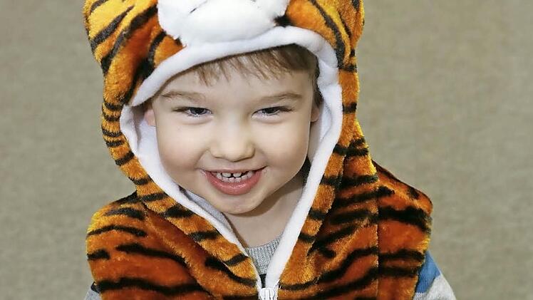 Der zweijährige Raphael freut sich über sein Tigerkostüm. Tieranzüge für Kleinkinder sind in diesem Jahr der Hit.  Foto: Barbara Herbst