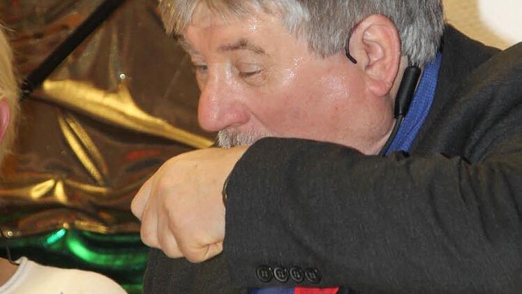 So kennt man ihn: Landrat Söllner (Siegfried Dörfler) zieht sich eine Prise Schnupftabak durch die Nase. Foto: Jürgen Gärtner