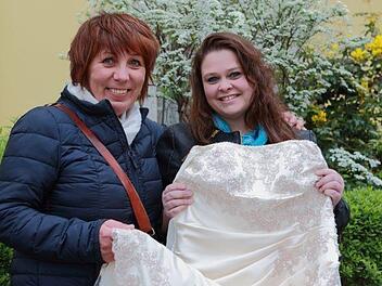 Ein Brautkleid für einen guten Zweck: Die Coburgerin Ramona Brückner (rechts) übergibt ihr Kleid an Kati Müller. Aus dem kostbaren Stoff werden Stücke für Sternenkinder gefertigt. Foto: Katja Nauer