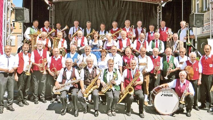 Eine sehr rüstige Truppe, dieses Unterfränkische Seniorenblasorchester - der Älteste ist 84 Jahre alt.  Foto: Peter Klopf