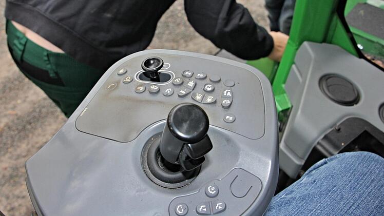Der kleine Hebel links hinten ist das "Steuerrad" des Rückezuges für links und rechts.Helmut Will