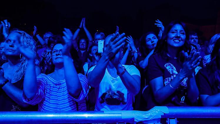 Begehrte Plätze: Die erste Reihe beim a-ha-Konzert. Foto: Matthias Hoch