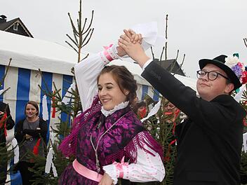 Nicht nur die Zechpaare wagten bei der Hirschfelder Trachtenkirchweih einen Tanz. Foto: Veronika Schadeck