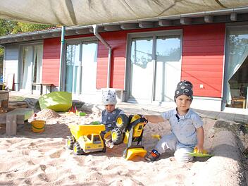 Leopold und Anna buddeln bereits im Sandkasten der Montessori-Krippe Bergwichtel. Wenn das geplante Montessori-Kinderhaus gebaut wird, ist Leopold wohl einer der ersten, der dort "einzieht". Zum September könnte eine Container-Lösung der Überbrückung dienen. Foto: Christiane Lehmann