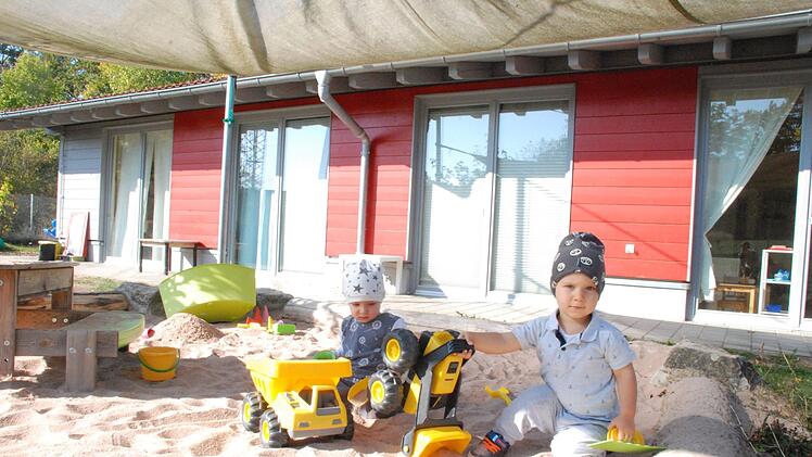 Leopold und Anna buddeln bereits im Sandkasten der Montessori-Krippe Bergwichtel. Wenn das geplante Montessori-Kinderhaus gebaut wird, ist Leopold wohl einer der ersten, der dort "einzieht". Zum September könnte eine Container-Lösung der Überbrückung dienen. Foto: Christiane Lehmann