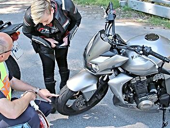 Polizist Tobias Kern kontrolliert die Reifen einer Kawasaki. Hier gab es nichts zu beanstanden.  Fotos: Helmut Will