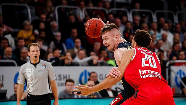 Elias Harris (vorne) versucht den ihm k&ouml;rperlich &uuml;berlegenen Oldenburger Center Rasid Mahalbasic vom Korb fernzuhalten. Foto: Daniel L&ouml;b