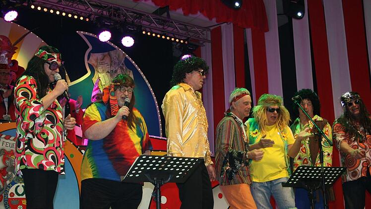 Back to the 70er- der Elferrat im flower-power-feeling.Foto: Maria Löffler