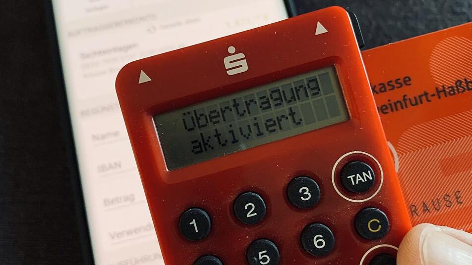 Mit einem TAN-Generator kann man von zuhause aus seine Bankgeschäfte erledigen. Selbst Skeptiker befassen sich in diesen Zeiten zunehmend mit den Online-Möglichkeiten der Regionalbanken, etwa Raiffeisenbank und Sparkasse. Foto: Brigitte Krause