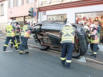 Der Jeep wurde von der Feuerwehr wieder auf seine Räder gestellt. Im Einsatz waren rund 20 Staffelsteiner Feuerwehrleute.