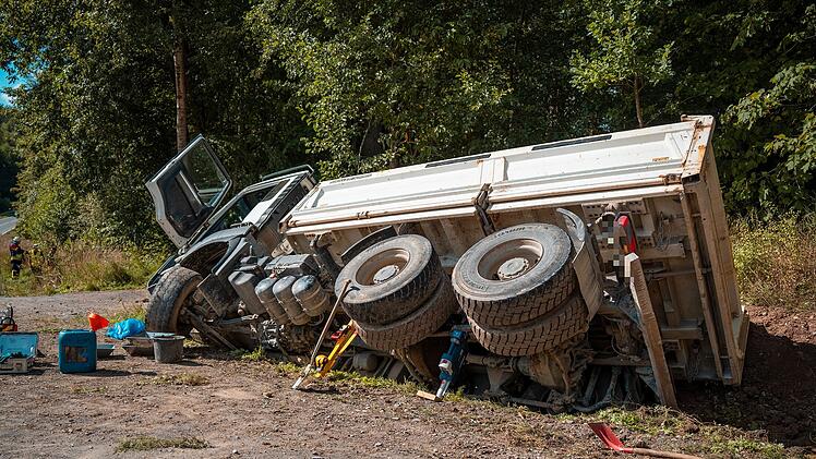Schuttlaster kippt in Stra&szlig;engraben &ndash; Fahrer im Kreis Bayreuth schwer verletzt
