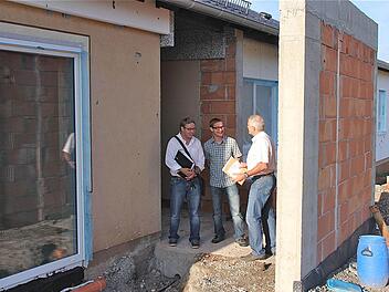 Der neue Eingangsbereich der Kita St. Andreas in Wartmannsroth berücksichtigt auch das Abstellen von Kinderwagen.  Architekt Marcus Seifert, Fachplaner Timm Manger und Bürgermeister Jürgen Karle (von links) trafen sich zu  einem Ortstermin. Foto: Gerd Schaar