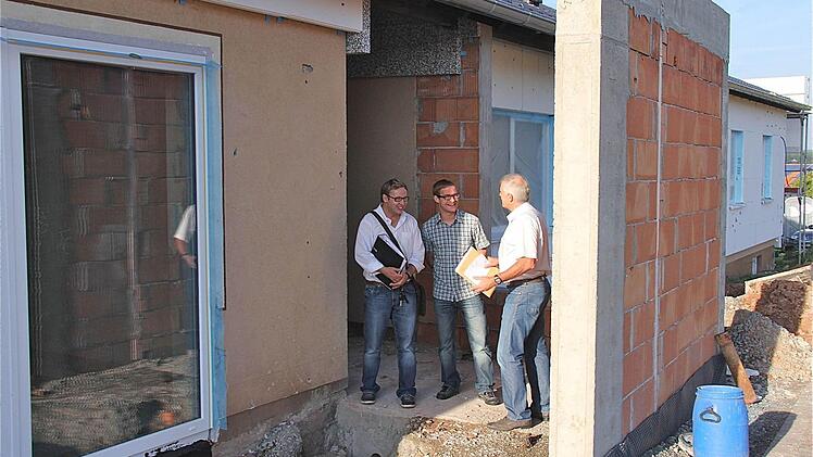 Der neue Eingangsbereich der Kita St. Andreas in Wartmannsroth berücksichtigt auch das Abstellen von Kinderwagen.  Architekt Marcus Seifert, Fachplaner Timm Manger und Bürgermeister Jürgen Karle (von links) trafen sich zu  einem Ortstermin. Foto: Gerd Schaar