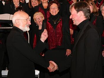 Christof Meier (l.) übergibt seinem Nachfolger Gerhard Fink  eine Stimmgabel. Foto: fra-press