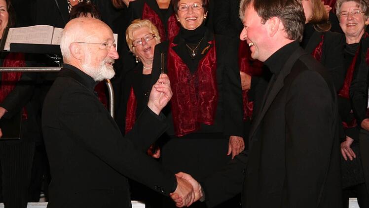 Christof Meier (l.) übergibt seinem Nachfolger Gerhard Fink  eine Stimmgabel. Foto: fra-press