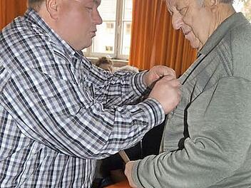 Willi Barnickel (rechts) wurde für 50-jährige Treue zum Jugendorchester Kronach durch den Ersten Vorsitzenden Günter Soja die Ehrennadel in Gold angesteckt und die Urkunde überreicht. Foto: Karl-Heinz Hofmann