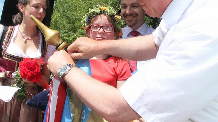 OB Henry Schramm heftet das Fahnenband an. Foto: Sonja Adam