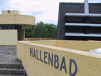 Das Hallenbad soll abgerissen werden.  Foto: Thomas Malz