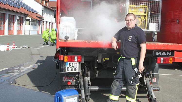 Jörg Geyer von der Feuerwehr Stadtsteinach inszeniert einen Gefahrgutunfall: eine unbekannte Flüssigkeit läuft aus, es qualmt und im Ladebereich des LKWs liegt der Fahrer: bewusstlos.