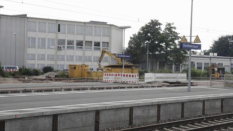 Die ersten Bagger sind am Forchheimer Bahnhof angekommen. Nach dem ICE-Ausbau verlaufen hier acht Gleise. Foto: Peter Groscurth