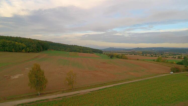 Die Suche nach Munitionsresten hat gewaltige Spuren auf den landwirtschaftlichen Flächen hinterlassen. Foto: Uli Amon