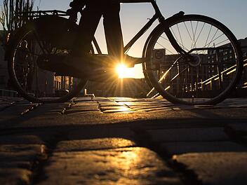 Eine 26 Jahre alte Frau ist bei einer Kollision mit einem Radfahrer in Ha&szlig;furt schwer verletzt worden. Symbolfoto: dpa