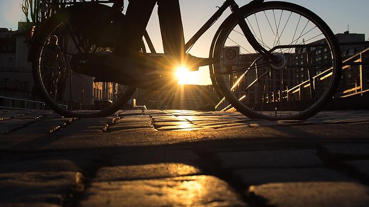 Eine 26 Jahre alte Frau ist bei einer Kollision mit einem Radfahrer in Ha&szlig;furt schwer verletzt worden. Symbolfoto: dpa