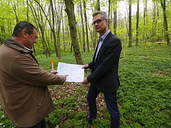 Das Annafest-Gelände wurde vermessen. Auf dem Plan zeigt Walter Mirschberger (l.) OB Uwe Kirschstein, wo Pflöcke gesetzt wurden. Foto: Josef Hofbauer