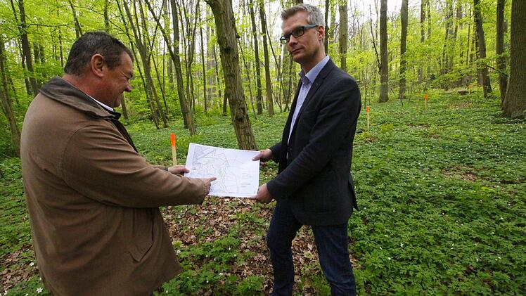 Das Annafest-Gelände wurde vermessen. Auf dem Plan zeigt Walter Mirschberger (l.) OB Uwe Kirschstein, wo Pflöcke gesetzt wurden. Foto: Josef Hofbauer