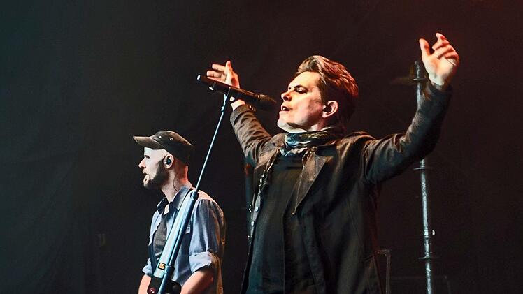 Umjubelter Auftritt: Michael Patrick Kelly fasziniert im ausverkauften Schlosshof von Tambach. Foto: Jochen Berger
