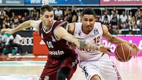 Die Münchner, wie hier Stefan Jovic (l.), hatten immer die Finger im Spiel, wenn Maodo Lo und seine Mitstreiter in Korbnähe kamen.