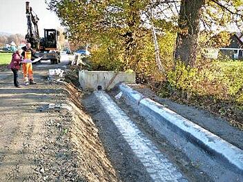 Im Neubaugebiet "An der Steigengasse" in Hegnabrunn ist die Firma Günther-Bau derzeit noch damit beschäftigt, die letzten Arbeiten am Drosselbauwerk zum Abschluss zu bringen. Foto: Werner Reißaus