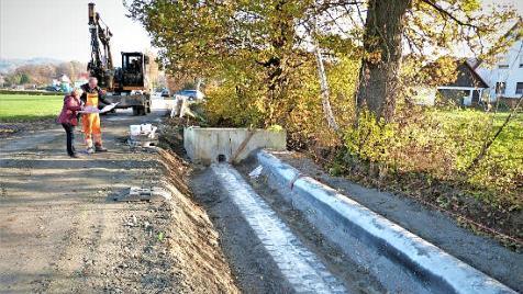 Im Neubaugebiet "An der Steigengasse" in Hegnabrunn ist die Firma Günther-Bau derzeit noch damit beschäftigt, die letzten Arbeiten am Drosselbauwerk zum Abschluss zu bringen. Foto: Werner Reißaus