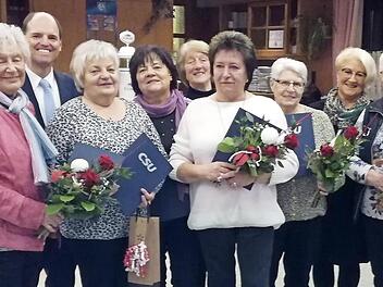 Ehrungen bei der Frauen-Union Gößweinstein-Kleingesee anlässlich des 40-jährigen Bestehens des Ortsverbandes (von links): Reta Arnold, Michael Hofmann, Renate Winkelmann, Gründungsvorsitzende Josefa Bauer, FU-Ortsvorsitzende Waltraud Howells, Betti Brütting, Hildegard Wendler, Gabi Oost sowie Gunda Zweck (von links)  Foto: Thomas Weichert
